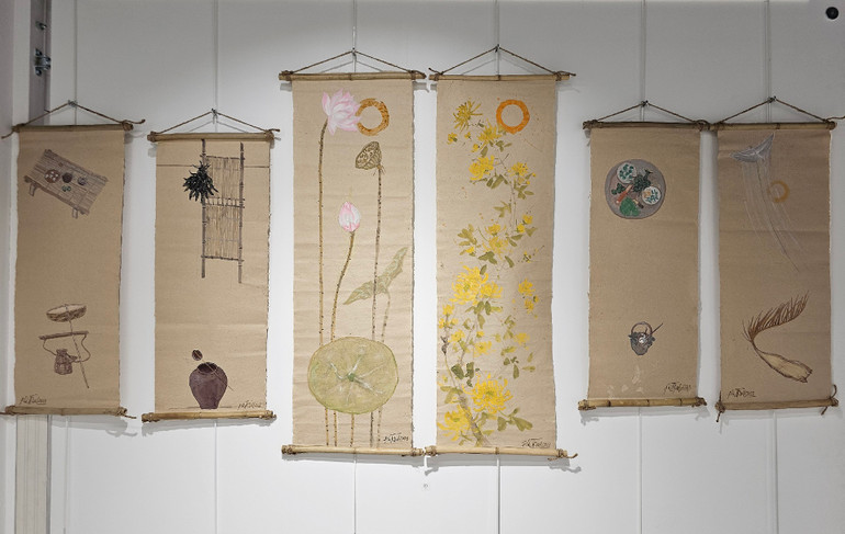 Chất liệu giấy dó quen thuộc của người Việt Nam được giới thiệu tới công chúng Pháp. (Ảnh: KHẢI HOÀN)