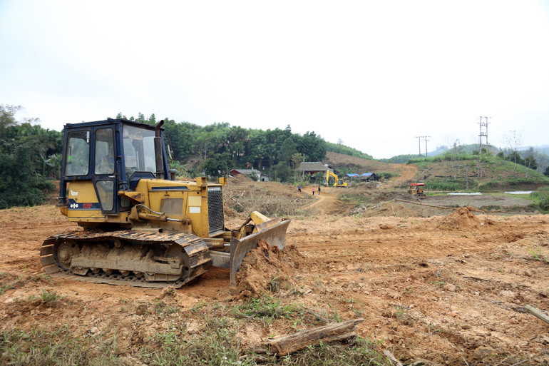 Đơn vị thi công san ủi mặt bằng đoạn qua địa phận xã Hùng Đức, huyện Hàm Yên, tỉnh Tuyên Quang.