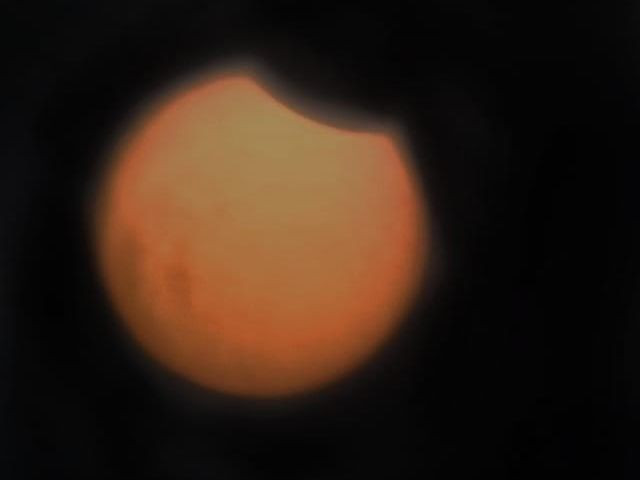 Khi nhật thực lai xảy ra, một số vùng trên Trái Đất sẽ quan sát được pha một phần hoặc hình khuyên, một số nơi quan sát được nhật thực toàn phần. Khi đó mặt trời bị che đi và để lộ ánh sáng rực lửa. (Ảnh: Ken Phạm - Gia Lai)