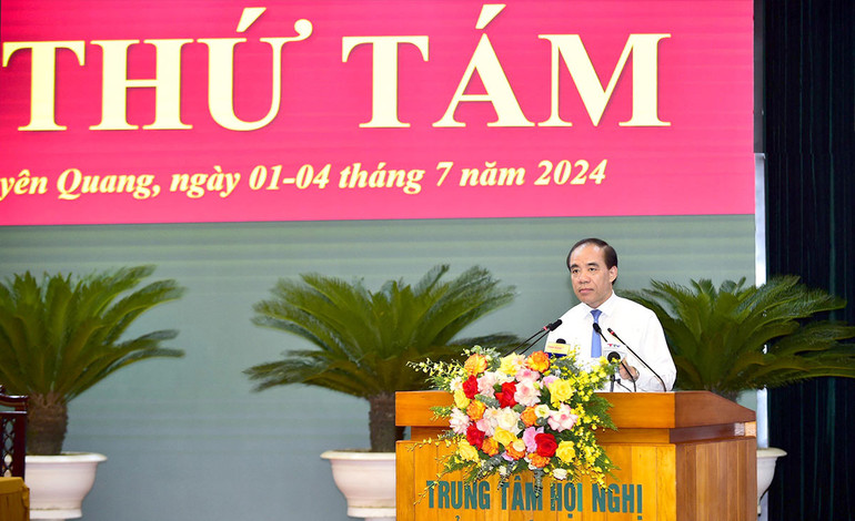 Đồng chí Chẩu Văn Lâm, Ủy viên Trung ương Đảng, Bí thư Tỉnh ủy Tuyên Quang phát biểu chỉ đạo tại kỳ họp.