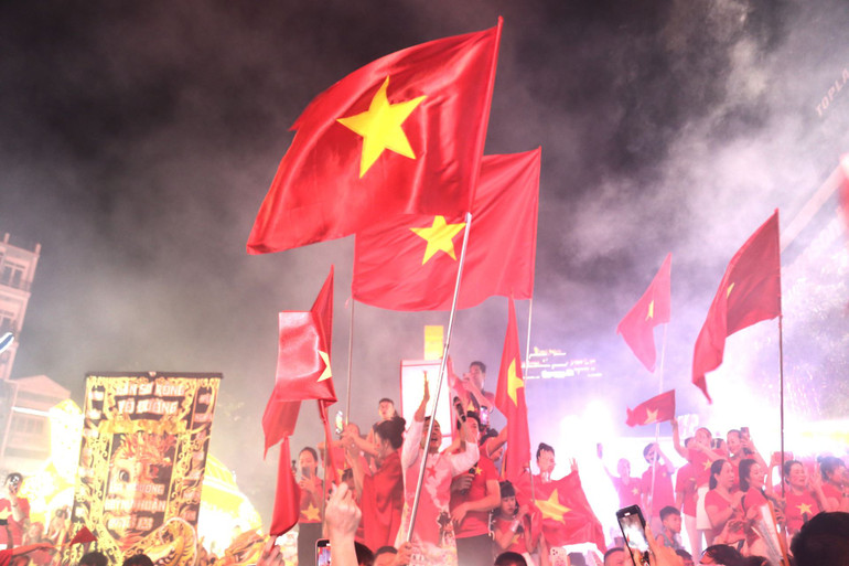 Lá cờ đỏ sao vàng tung bay hào hùng.