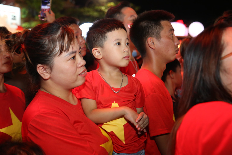 Những hoạt động chung mang màu cờ sắc áo giúp thế hệ tiếp nối những truyền thống tốt đẹp của cha anh.