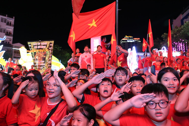 Vào đúng 20 giờ 30 phút tại tuyến đường Bình Thuận, thành phố Tuyên Quang, hàng nghìn người dân và du khách cùng mặc áo cờ đỏ sao vàng thực hiện nghi Lễ Chào cờ và đồng thanh hát vang Quốc ca cùng bài hát Như có Bác trong ngày vui đại thắng.