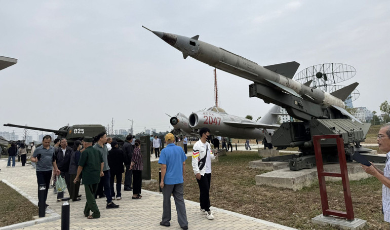 Ngay từ cổng vào, hàng dài người xếp hàng chờ đợi nhau để tiến vào khu vực trưng bày. Các khu vực bên ngoài bảo tàng với các loại xe tăng, máy bay chiến đấu...thu hút sự chú ý.