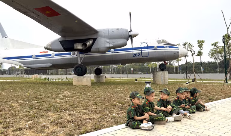 Những hình ảnh rất dễ thương mà ý nghĩa khi những thế hệ nối tiếp được tiếp xúc với truyền thống hào hùng của ông, cha.