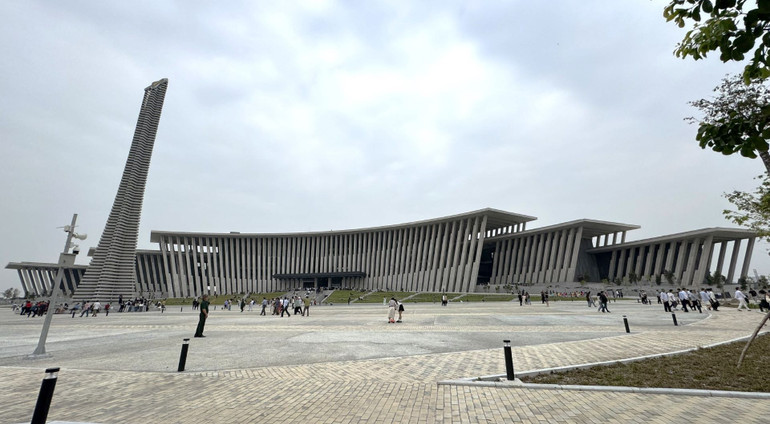 Bảo tàng Lịch sử Quân sự Việt Nam mới nằm ở Đại lộ Thăng Long (phường Tây Mỗ, Đại Mỗ, quận Nam Từ Liêm, Hà Nội). Đây là công trình được Bộ Quốc phòng xây dựng trên diện tích hơn 386.600m2.