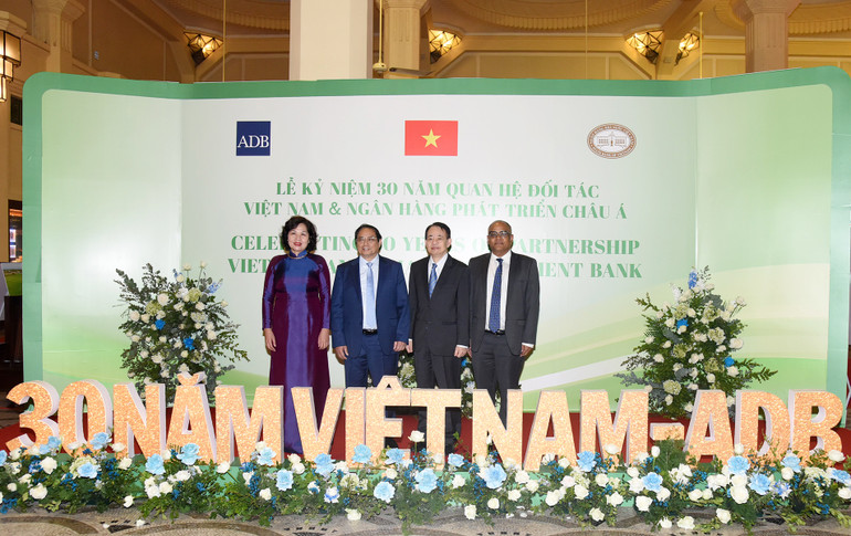 Thủ tướng chụp ảnh lưu niệm tại buổi lễ.