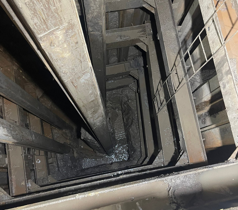 Cận cảnh khu vực trụ bê-tông.