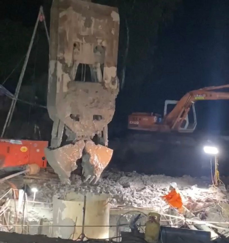 Nhổ trụ bê-tông với tính chất phức tạp cần nhiều thiết bị chuyên dụng.