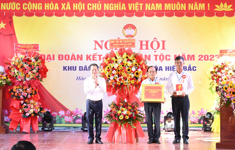 Bí thư Thành ủy Đà Nẵng Nguyễn Văn Quảng tặng hoa, trao quà cho Khu dân cư 10.