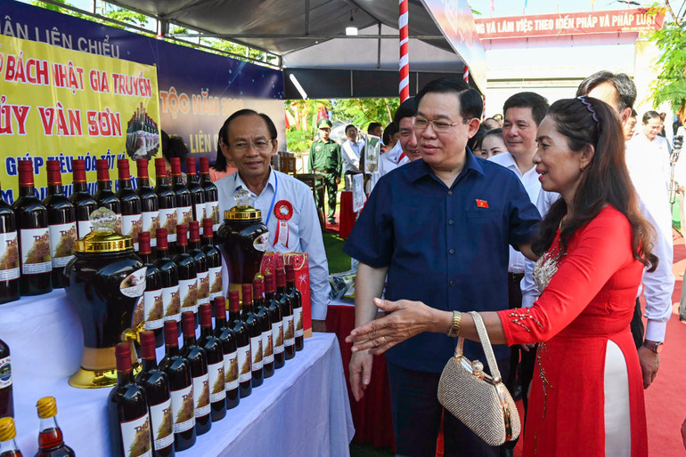 Chủ tịch Quốc hội Vương Đình Huệ tham quan gian trưng bày sản phẩm OCOP đặc trưng của quận Liên Chiểu.