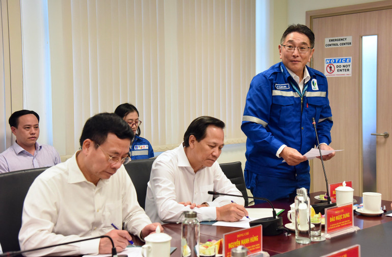 Đại diện lãnh đạo Nhà máy Lọc hóa dầu Nghi Sơn (Công ty TNHH Lọc hóa dầu Nghi Sơn).