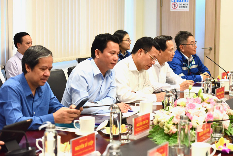 Các đại biểu tham dự buổi làm việc.