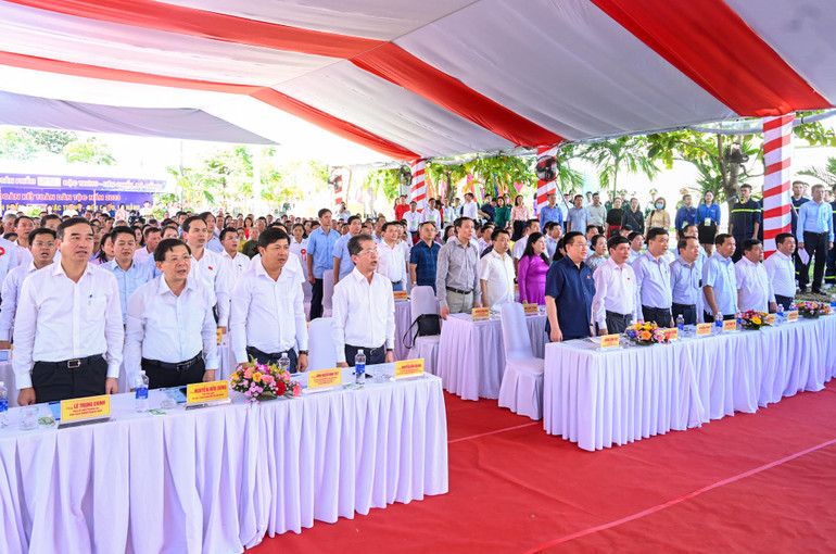 Chủ tịch Quốc hội Vương Đình Huệ cùng các đại biểu thực hiện nghi thức chào cờ tại ngày hội.