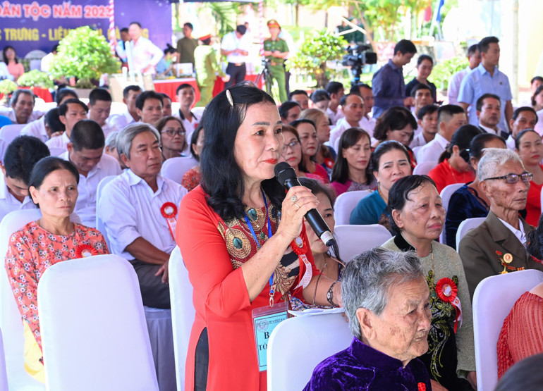 Đại diện người dân Khu dân cư 10 phát biểu ý kiến tại ngày hội.