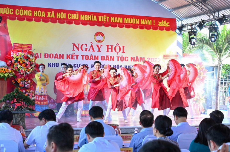 Tiết mục văn nghệ chào mừng 93 năm Ngày truyền thống Ủy ban Mặt trận Tổ quốc Việt Nam.