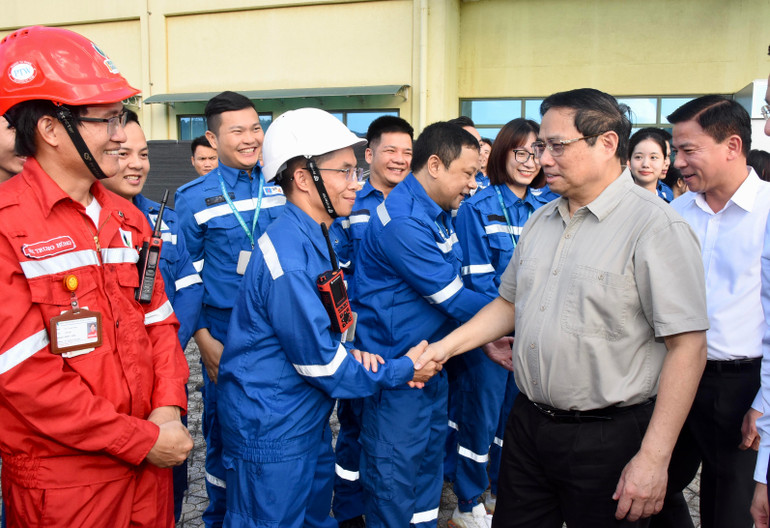 Thủ tướng Phạm Minh Chính thăm hỏi động viên kỹ sư, công nhân Nhà máy Lọc hóa dầu Nghi Sơn (Công ty TNHH Lọc hóa dầu Nghi Sơn).