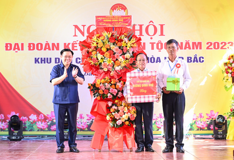 Chủ tịch Quốc hội Vương Đình Huệ tặng hoa, trao quà cho Khu dân cư 10.