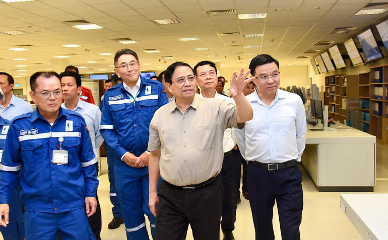 Thủ tướng Phạm Minh Chính kiểm tra công tác vận hành Nhà máy lọc hóa dầu Nghi Sơn.