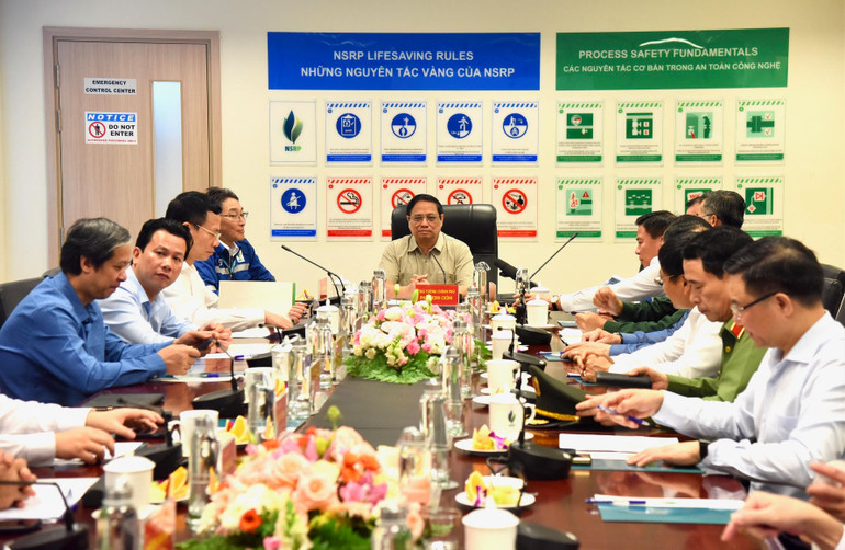 Thủ tướng Phạm Minh Chính và đoàn công tác làm việc với ban lãnh đạo Nhà máy lọc hóa dầu Nghi Sơn.
