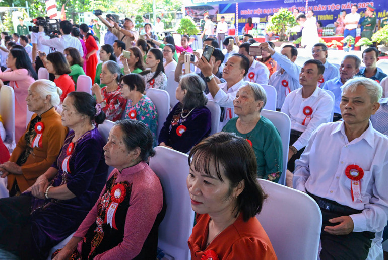 Đông đảo người dân Khu dân cư 10, phường Hoà Hiệp Bắc dự ngày hội.
