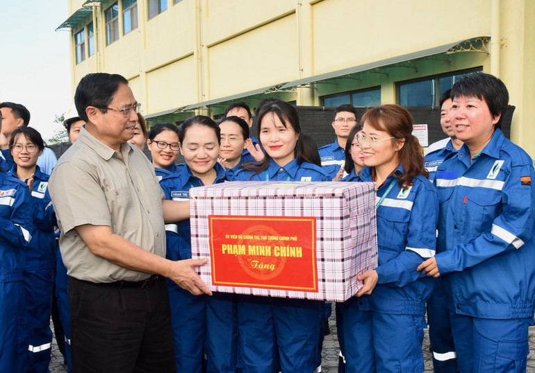 Thủ tướng Phạm Minh Chính tặng quà cho kỹ sư, công nhân Nhà máy lọc hóa dầu Nghi Sơn.