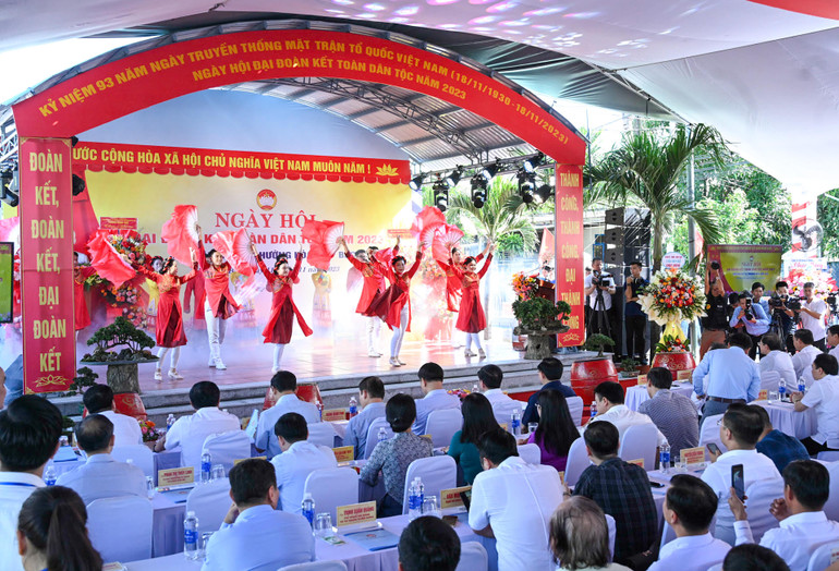 Quang cảnh Ngày hội Đại đoàn kết toàn dân tộc tại Khu dân cư 10, phường Hoà Hiệp Bắc.