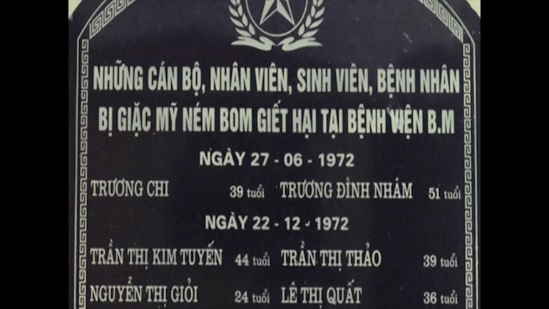 Bia tưởng niệm 28 cán bộ, y, bác sĩ và người bệnh hy sinh trong trận ném bom bệnh viện Bạch Mai. (Ảnh: Bệnh viện Bạch Mai)