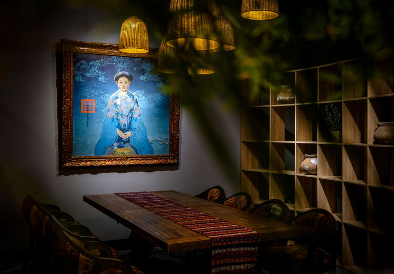 Màu sắc truyền thống được sắp đặt xuyên suốt.