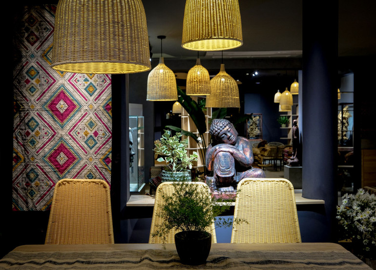 Các tác phẩm nghệ thuật thủ công mang đến không gian màu sắc văn hóa.