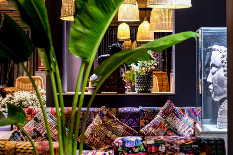 Những hoa văn thổ cẩm được thể hiện trên tường, cửa kính kết hợp với không gian xanh.