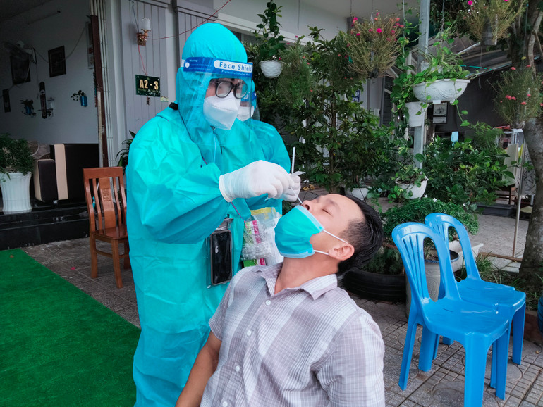 Nhân viên y tế xét nghiệm Covid-19 cho người dân trên địa bàn thành phố Rạch Giá, tỉnh Kiên Giang.