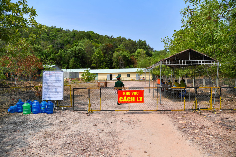 Khu vực cách ly người về từ Campuchia nghi nhiễm Covid-19, ở thành phố Hà Tiên, tỉnh Kiên Giang.