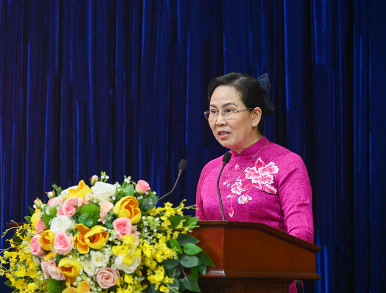 Bí thư Tỉnh ủy Hà Nam Lê Thị Thuỷ trình bày báo cáo tại buổi làm việc. (Ảnh Duy Linh)