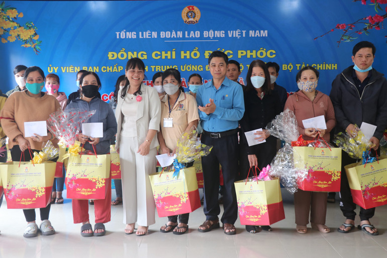 Hoạt động trao tặng các suất quà cho công nhân, người lao động có hoàn cảnh khó khăn.