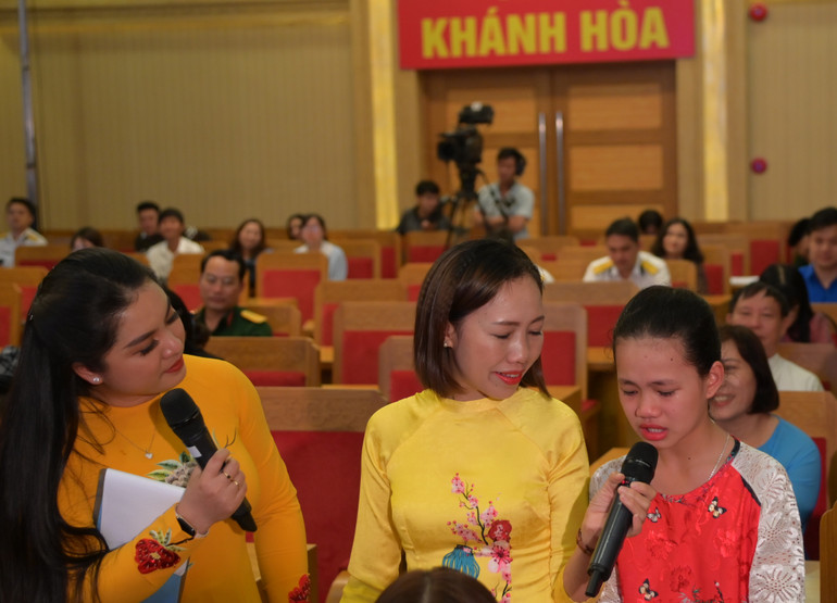 Thân nhân từ đất liền tâm sự với những người lính đảo.