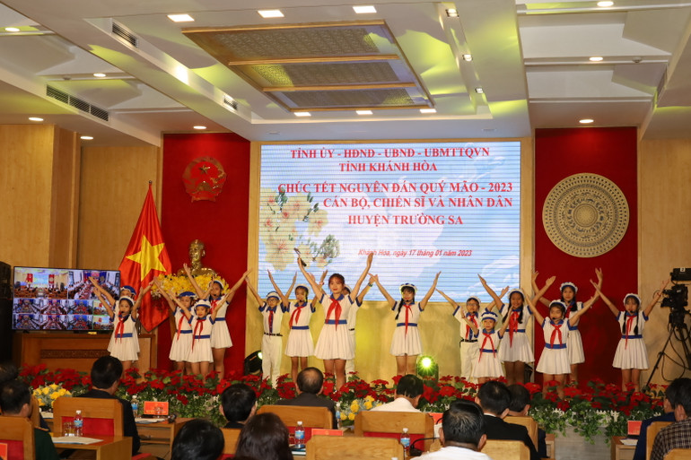 Tiết mục văn nghệ của các em thiếu nhi trong chương trình cầu truyền hình.