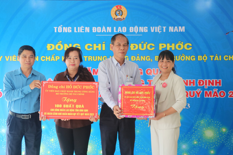 Bộ trưởng Tài chính ủy quyền cho Liên đoàn Lao động tỉnh Bình Định trao tặng 100 suất quà cho công nhân, người lao động có hoàn cảnh khó khăn tại Bình Định.