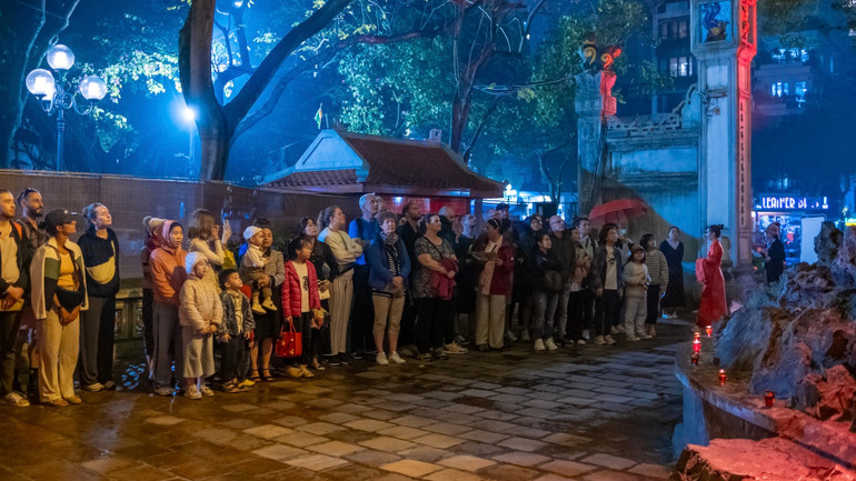 Rất đông du khách trong và ngoài nước thưởng thức các tiết mục của chương trình. Rất đông du khách trong và ngoài nước thưởng thức các tiết mục của chương trình.