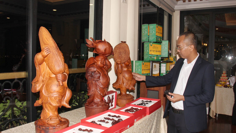 Các đại biểu tham quan không gian trưng bày về mô hình thuần nông.