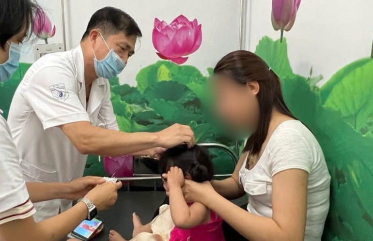 Bác sĩ chuyên khoa I Nguyễn Thế Dũng, Giám đốc Trung tâm Điều trị và chăm sóc trẻ tự kỷ, bại não hỗ trợ bệnh nhân.