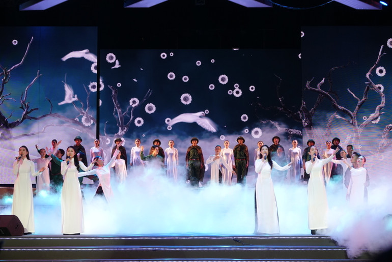 Tứ ca nữ trình bày ca khúc "Tự nguyện" (sáng tác: Trương Quốc Khánh).