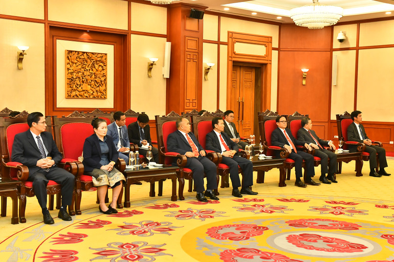 Đoàn đại biểu Văn phòng Trung ương Đảng Nhân dân Cách mạng Lào tại buổi tiếp.