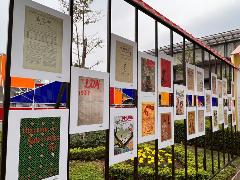 Các ấn phẩm báo chí được xuất bản theo thời gian.