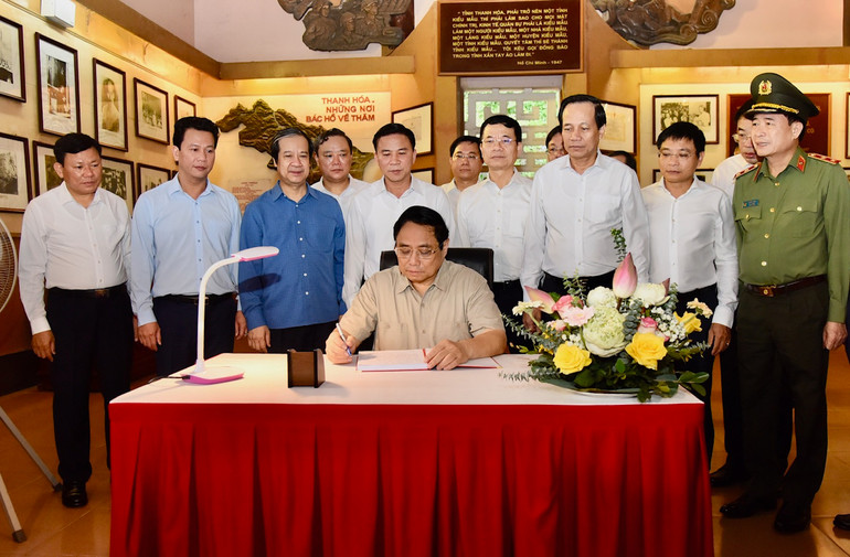 Thủ tướng Phạm Minh Chính lưu bút tại khu văn hóa tưởng niệm Bác Hồ.