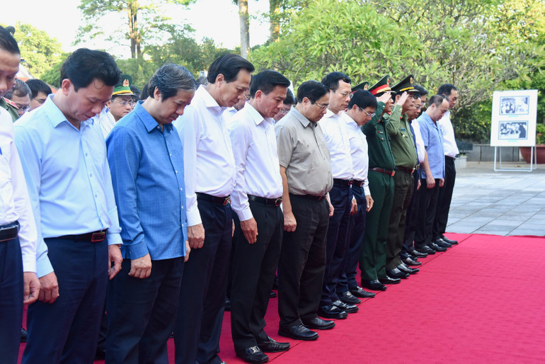 Đoàn công tác chính phủ nước cộng hòa xã hội chủ nghĩa Việt Nam, kính cẩn nghiêng mình dâng hoa, dâng hương tưởng nhớ chủ tịch Hồ Chí Minh.