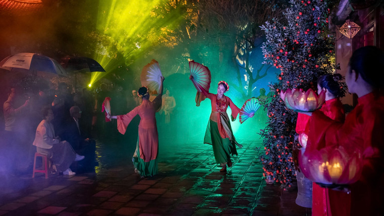 Chương trình ca múa nhạc mang đậm âm sắc Việt. Chương trình ca múa nhạc mang đậm âm sắc Việt.