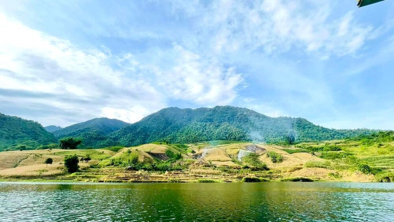 Hồ Suối Chiếu là một địa danh du lịch thuộc bản Chiếu, xã Mường Thải. Hồ Suối Chiếu là một địa danh du lịch thuộc bản Chiếu, xã Mường Thải.