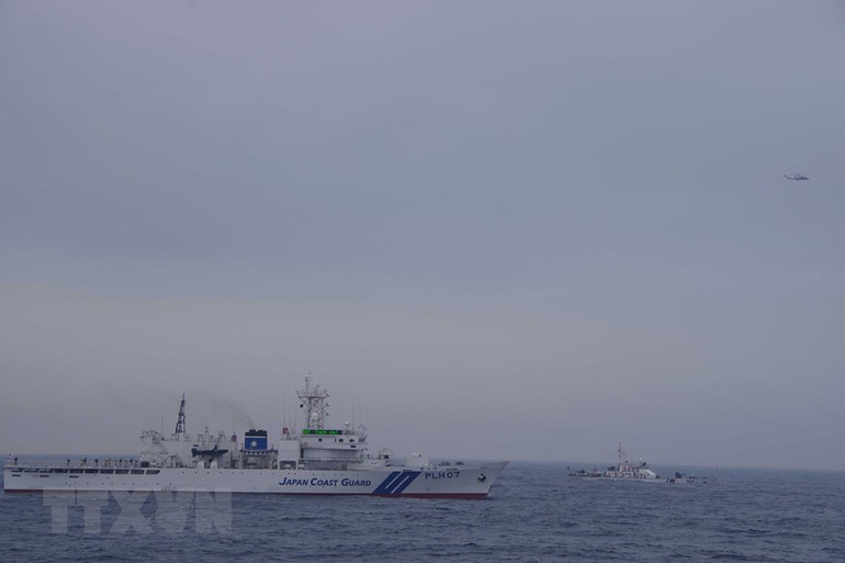 Tàu tuần tra Settsu và tàu của lực lượng Vùng Cảnh sát biển 2 triển khai luyện tập trên biển. (Ảnh: Đoàn Hữu Trung/TTXVN)