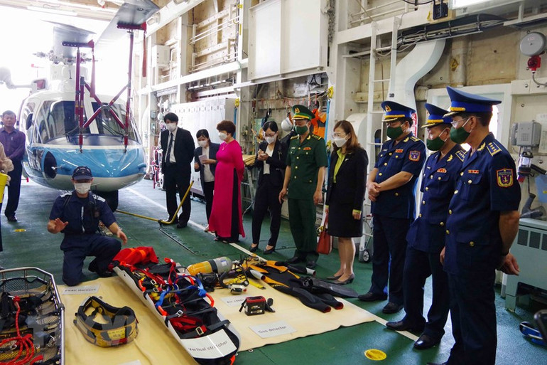 Lực lượng trên tàu tuần tra Settsu và lực lượng trên tàu của Vùng Cảnh sát biển 2 triển khai các phương án luyện tập chung tìm kiếm cứu nạn và phòng, chống cháy nổ trên biển. (Ảnh: Đoàn Hữu Trung/TTXVN)